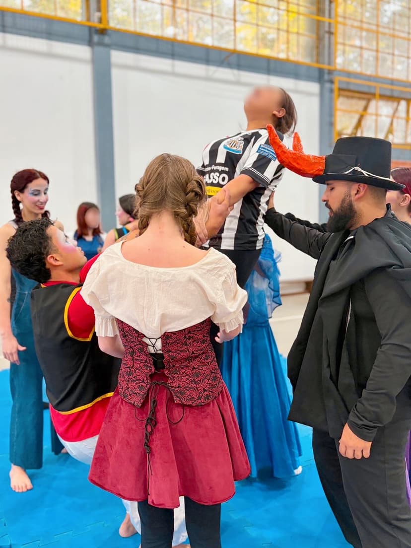 Crianças assistindo espetáculo